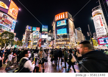 日本の東京都市景観 ハロウィン迫る渋谷。驚愕の人流だが屋外での感染リスクは少ない＝10月28日 95811440