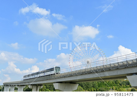 愛知高速交通東部丘陵線(リニモ)と観覧車 愛知高速交通東部丘陵線(リニモ)と観覧車 95811475