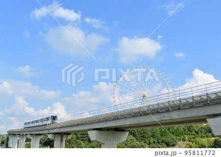 愛知高速交通東部丘陵線(リニモ)と観覧車 愛知高速交通東部丘陵線(リニモ)と観覧車 95811772