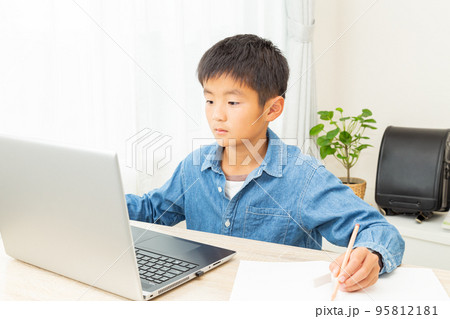 自宅学習をする男の子 自宅学習をする男の子 95812181