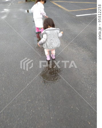 姉妹で雨の日の水遊び 姉妹で雨の日の水遊び 95812258