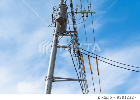 青空と配電線 青空と配電線 95812327