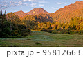 妙高高原の絶景紅葉 95812663