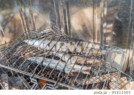 【中津川の河川敷でオートキャンプ　熾火を使って生サンマの塩焼き】 95813303