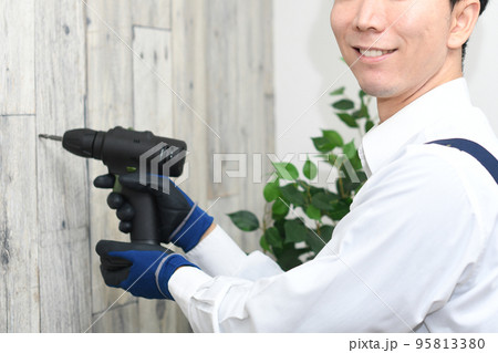 DIYをする若いエプロン姿の若い男性 DIYをする若いエプロン姿の若い男性 95813380