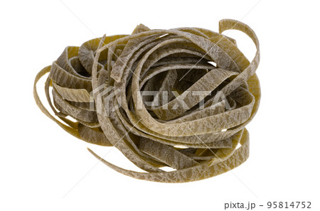 Pasta with spinach isolated 95814752