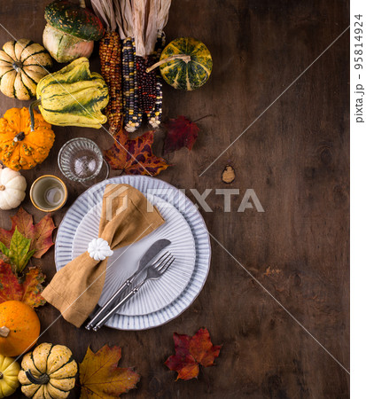 Autumn fall Thanksgiving table setting 95814924