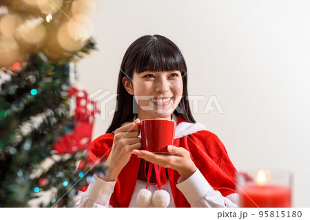 学生服の上にクリスマスの衣装を着て楽しみに笑顔ですごす女子高校生 マグカップで飲み物を飲んで温まる 学生服の上にクリスマスの衣装を着て楽しみに笑顔ですごす女子高校生 マグカップで飲み物を飲んで温まる 95815180