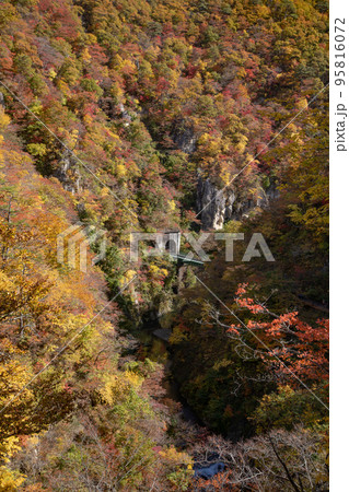 鳴子峡のトンネルと鉄道（宮城） 95816072