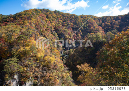 鳴子峡のトンネルと鉄道（宮城） 95816073