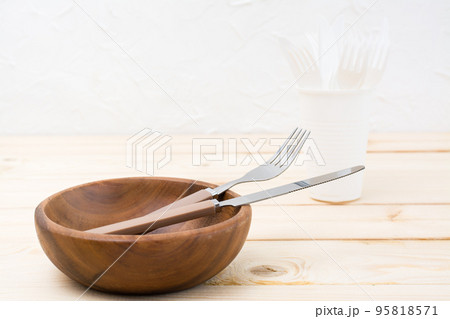 The concept of the benefits of reusable dishes over disposable plastic. Zero Waste Concept 95818571