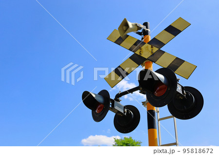 日本の鉄道の踏切にある警告標識と警告灯の写真素材 [95818672] - PIXTA