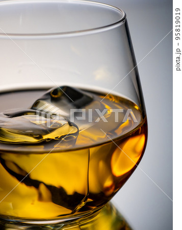Glass of whisky on the rocks 95819019