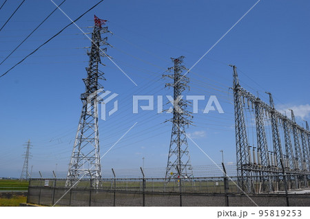 屋外変電設備と送電塔 95819253