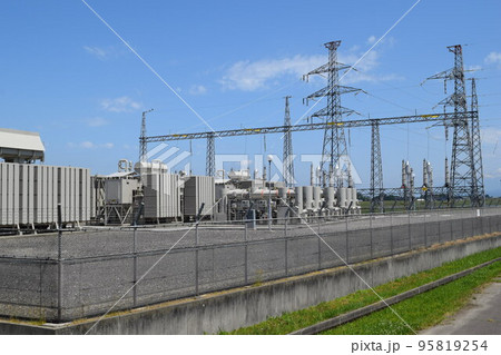 屋外変電設備と送電塔 95819254
