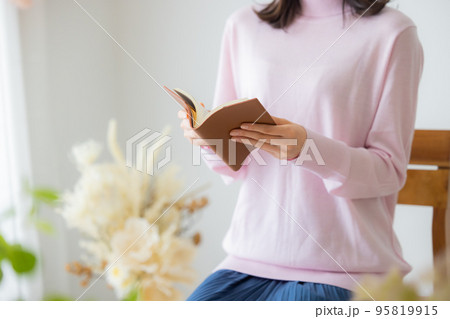 ピンクのニットの女性 ピンクのニットの女性 95819915