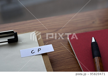 CPと書かれた付箋のあるデスク CPと書かれた付箋のあるデスク 95820471