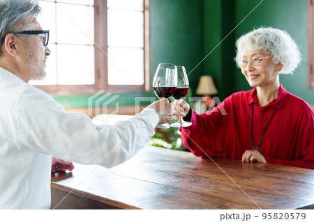 ワインで乾杯をするシニアカップル ワインで乾杯をするシニアカップル 95820579
