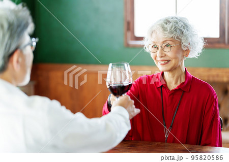ワインで乾杯をするシニアカップル 95820586