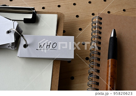WHOと書かれた単語帳とクリップボード WHOと書かれた単語帳とクリップボード 95820623