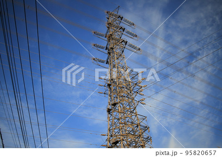 空に複雑に伸びる電線 空に複雑に伸びる電線 95820657