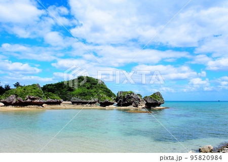 沖縄の離島 浜比嘉島 兼久ビーチ 95820984