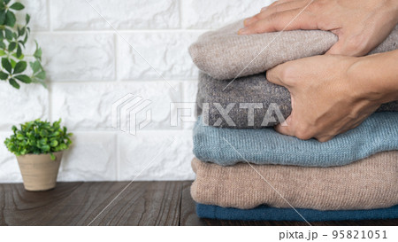 たたまれた冬物の服|洗濯物・衣替えイメージ たたまれた冬物の服|洗濯物・衣替えイメージ 95821051