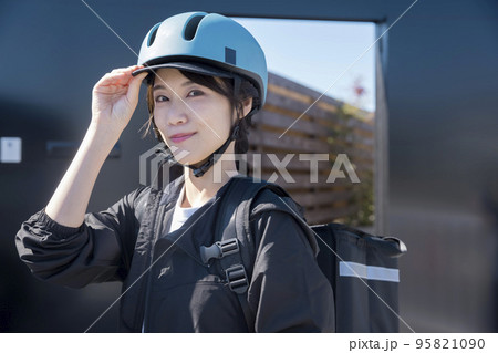 フードデリバリーイメージ　自転車でデリバリーする若い女性 シェアデリ 95821090