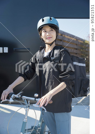 フードデリバリーイメージ　自転車でデリバリーする若い女性 シェアデリ 95821551
