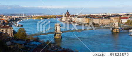 Hungarian Parliament building and Budapest Chain Bridge 95821879