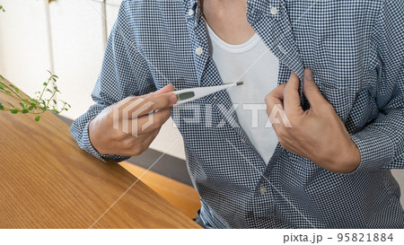電子体温計で体温を測る男性 電子体温計で体温を測る男性 95821884