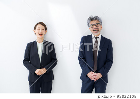 スーツを着た男性と女性 白背景 95822108