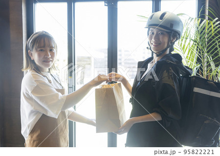 フードデリバリーを配送員に頼む飲食店員 フードデリバリーを配送員に頼む飲食店員 95822221