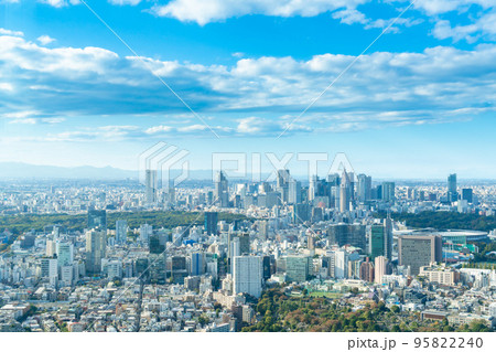 優しい光がさす新宿ビル群のある東京都市風景 95822240