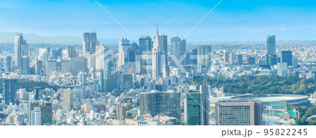 優しい光がさす新宿ビル群のある東京都市風景パノラマ 95822245