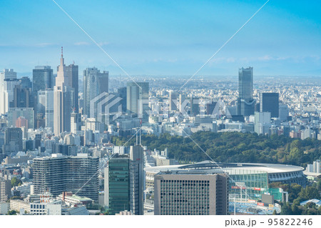 優しい光がさす新宿ビル群のある東京都市風景 優しい光がさす新宿ビル群のある東京都市風景 95822246