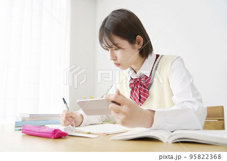 自宅でスマホで学習アプリを使って勉強する高校生 自宅でスマホで学習アプリを使って勉強する高校生 95822368