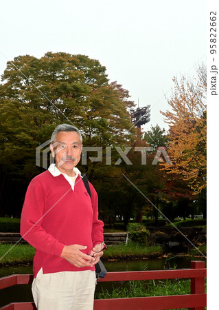 公園を散策する年配の男性 公園を散策する年配の男性 95822662
