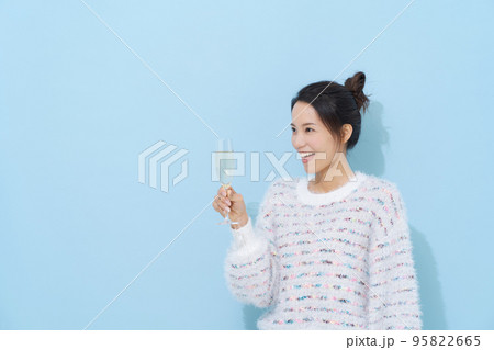 シャンパングラスを持つ女性 シャンパングラスを持つ女性 95822665