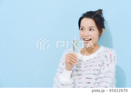 シャンパングラスを持つ女性 シャンパングラスを持つ女性 95822670