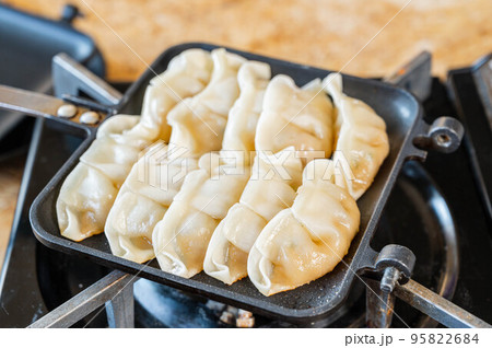 ホットサンドメーカーで焼く餃子 95822684