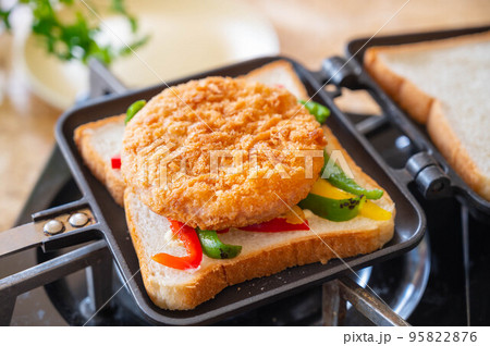ハムカツを乗せた食パン 95822876
