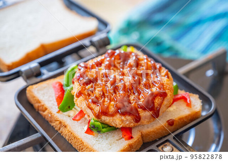 ハムカツを乗せた食パン ソースがけ ハムカツを乗せた食パン ソースがけ 95822878