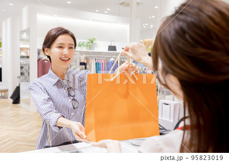 女性　アパレル　ショッピング 95823019