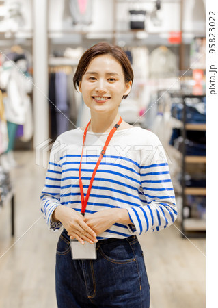女性 アパレル 店員 女性 アパレル 店員 95823022
