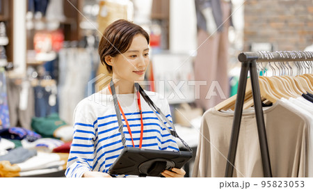 女性 アパレル 店員 女性 アパレル 店員 95823053