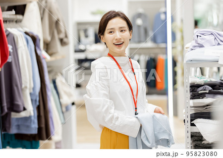 女性 アパレル 店員 女性 アパレル 店員 95823080
