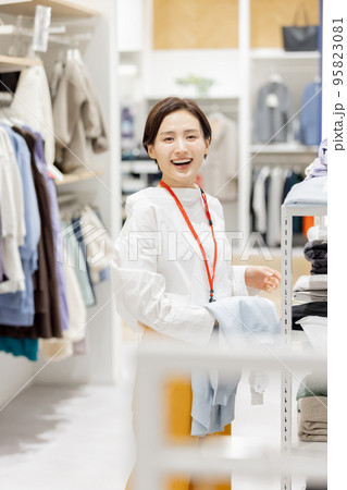 女性 アパレル 店員 女性 アパレル 店員 95823081