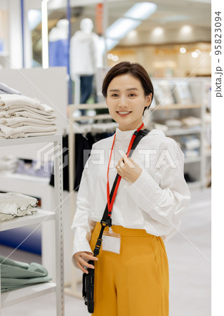 女性 アパレル 店員 女性 アパレル 店員 95823094