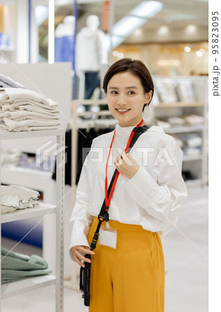 女性　アパレル　店員 95823095